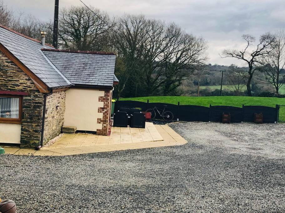 Charmante longère située au cœur du Finistère Le Trehou Esterno foto